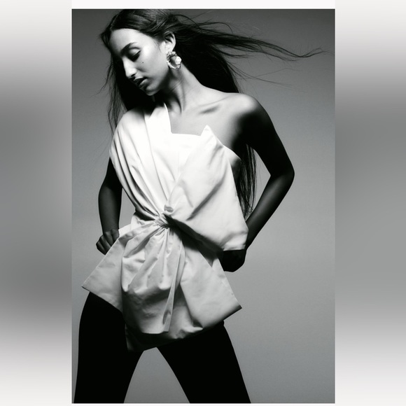 H&M Tops - NWT H&M bow-front top white small